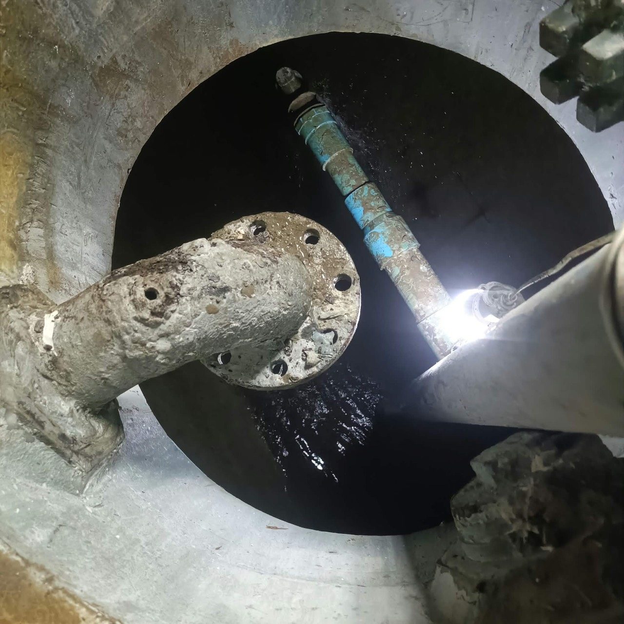 ระบบบ่อในอาคารที่มีท่อและอุปกรณ์อยู่ภายใน